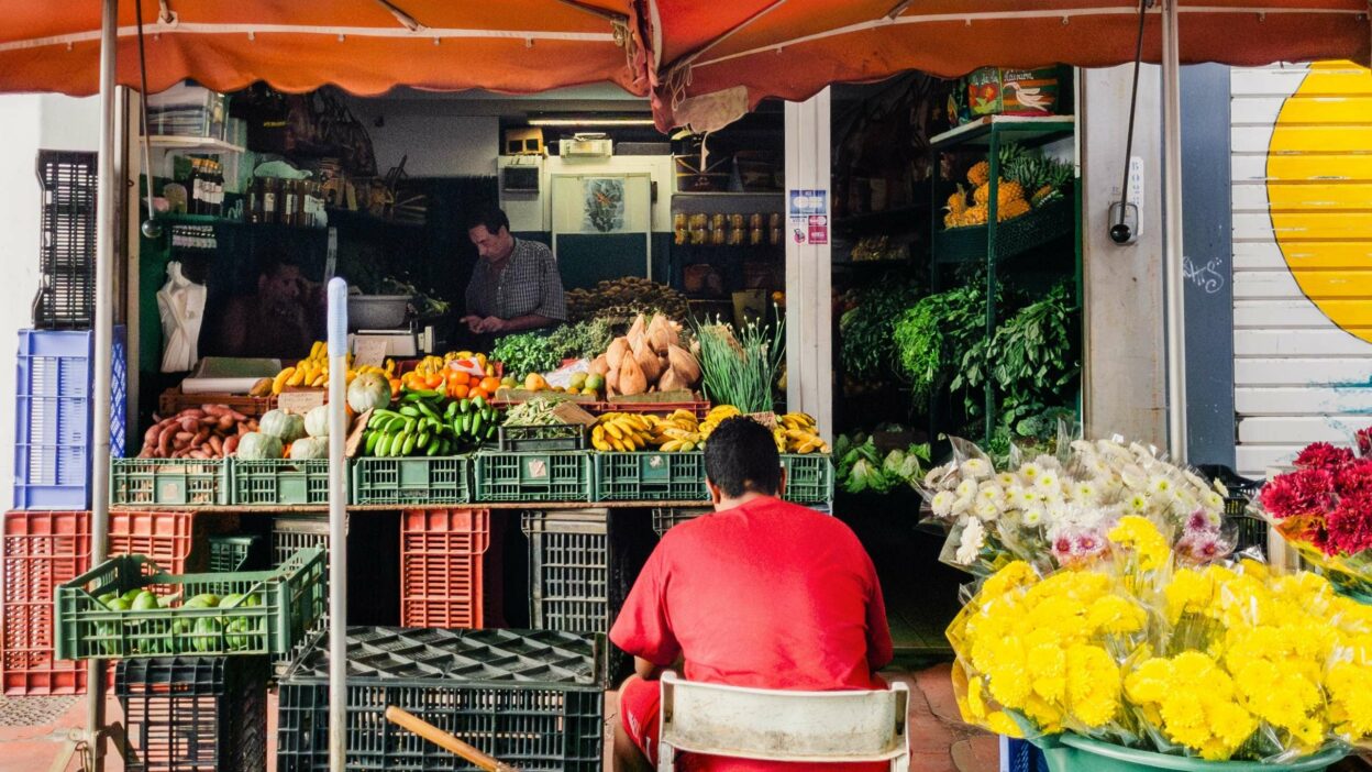 Fleuriste au marché forain à la Réunion