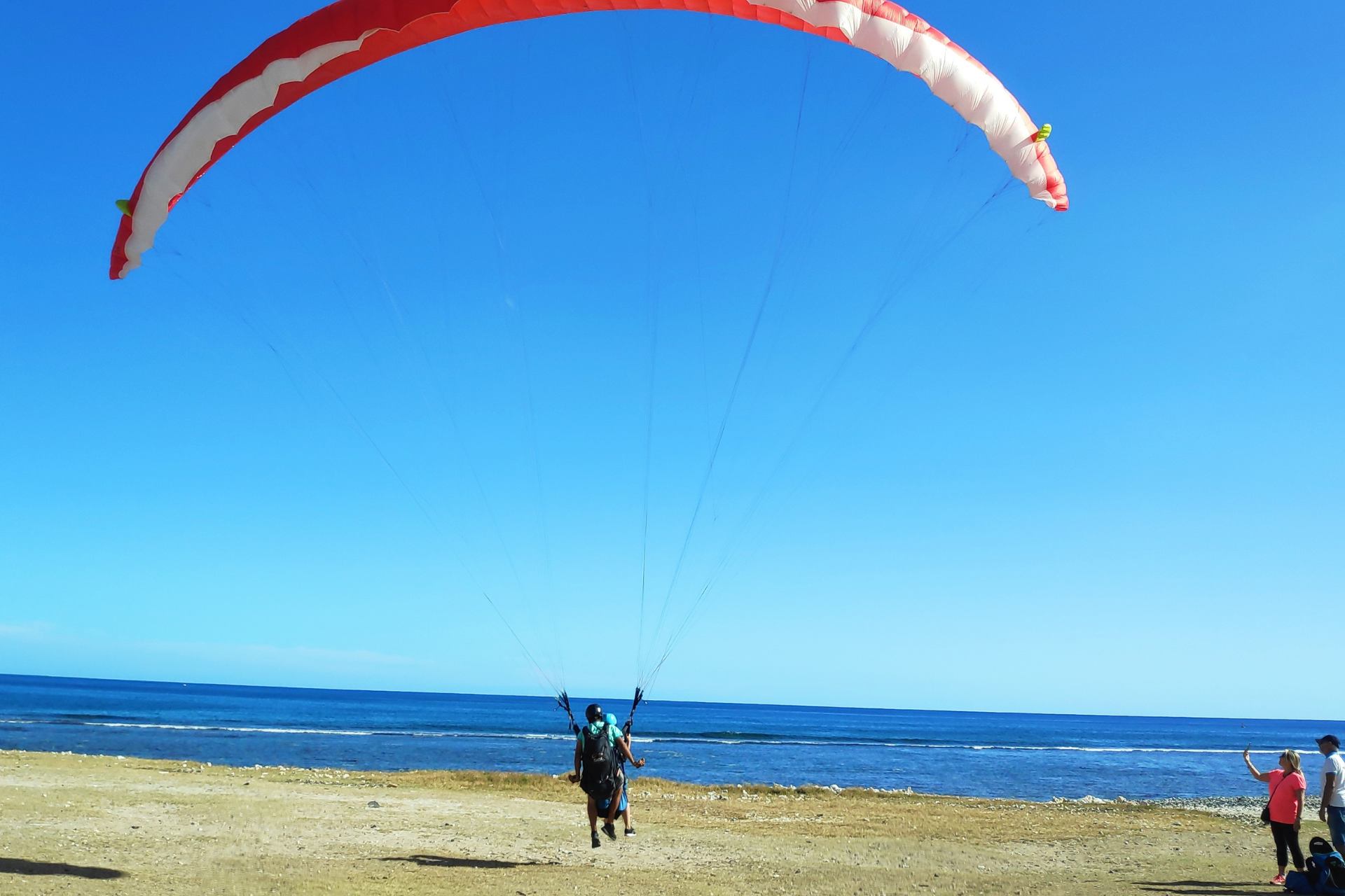 Atterrissage en parapente sur la plage de Saint-Leu à La Réunion
