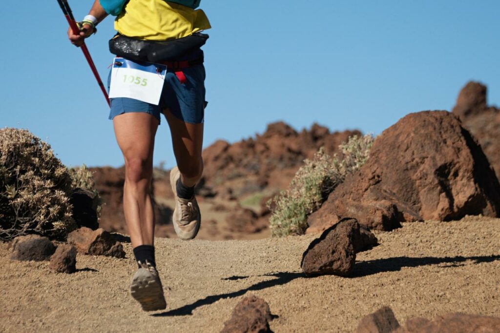 Sentier de montagne dans le Cirque de Mafate, La Réunion, avec une vue spectaculaire sur les vallées et montagnes