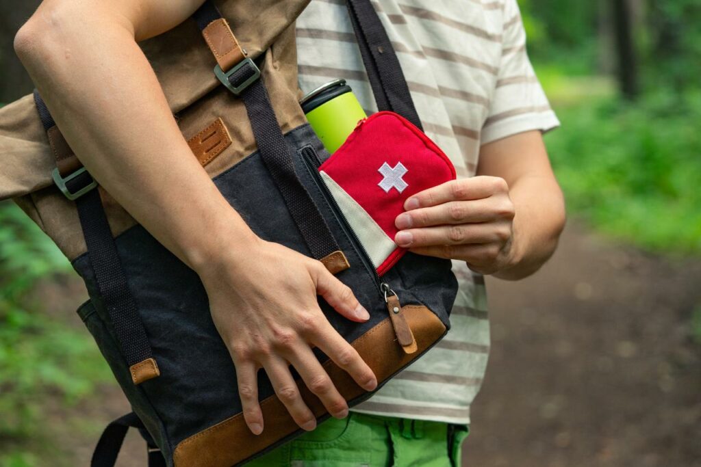 Coureur en préparation prêt à traverser les sentiers du Cirque de Salazie, entouré de montagnes verdoyantes et de cascades