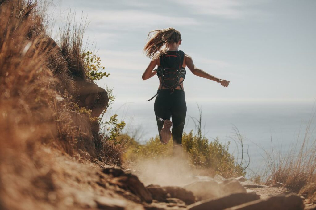 Coureur au départ d'un trail à La Réunion, prêts à affronter les montagnes et volcans de l'île