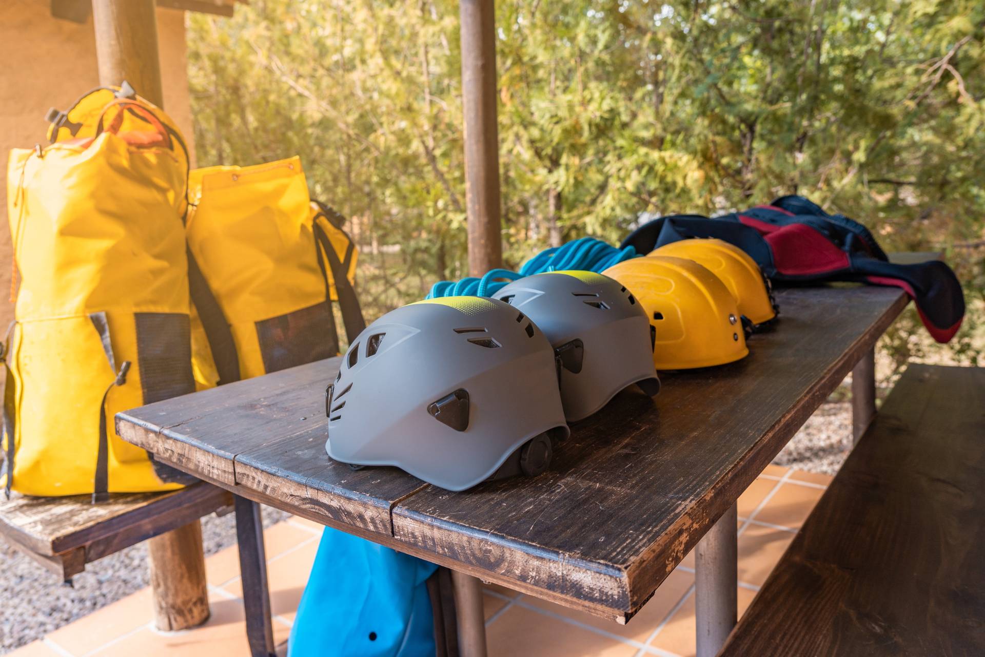 Équipement de canyoning à La Réunion Casques, sacs et combinaisons de canyoning prêts pour l’aventure