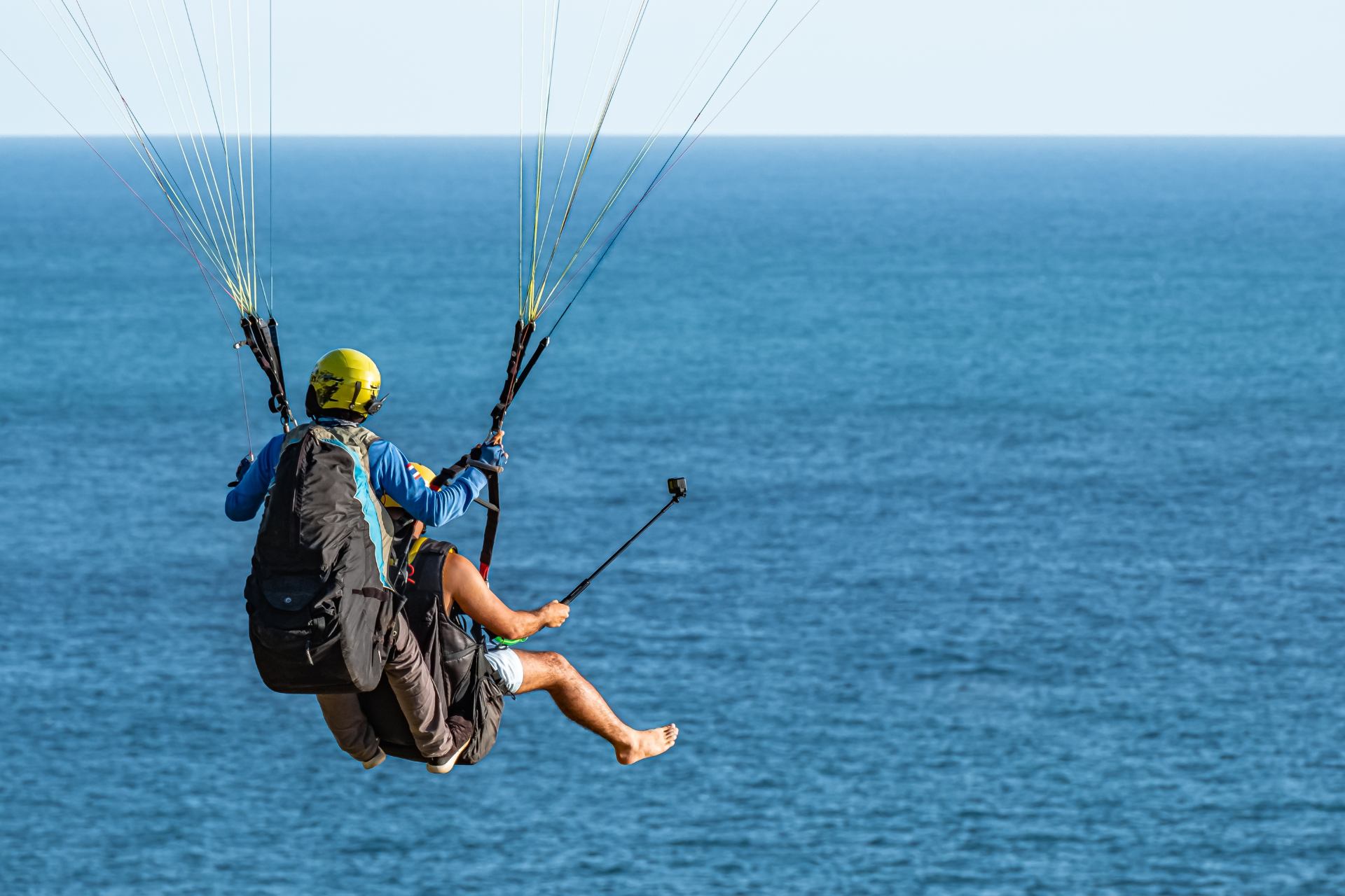 Parapente survolant la côte ouest et la plage de Saint-Leu à La Réunion