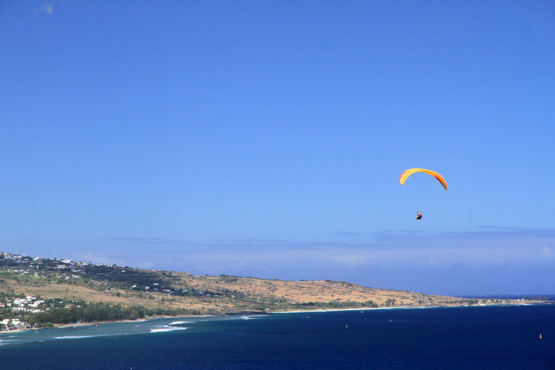 Vol en parapente biplace au-dessus du lagon de Saint-Leu à La Réunion