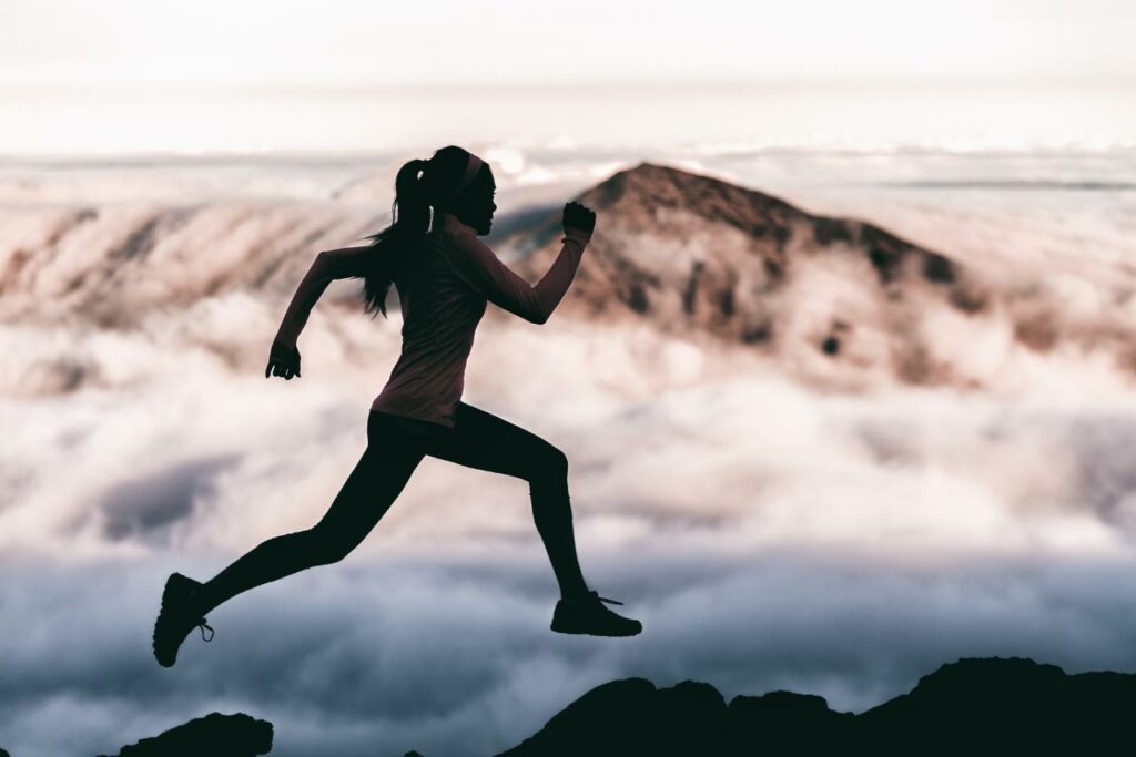 Vue panoramique du Piton de la Fournaise, volcan actif de La Réunion, idéal pour le trail en montagne