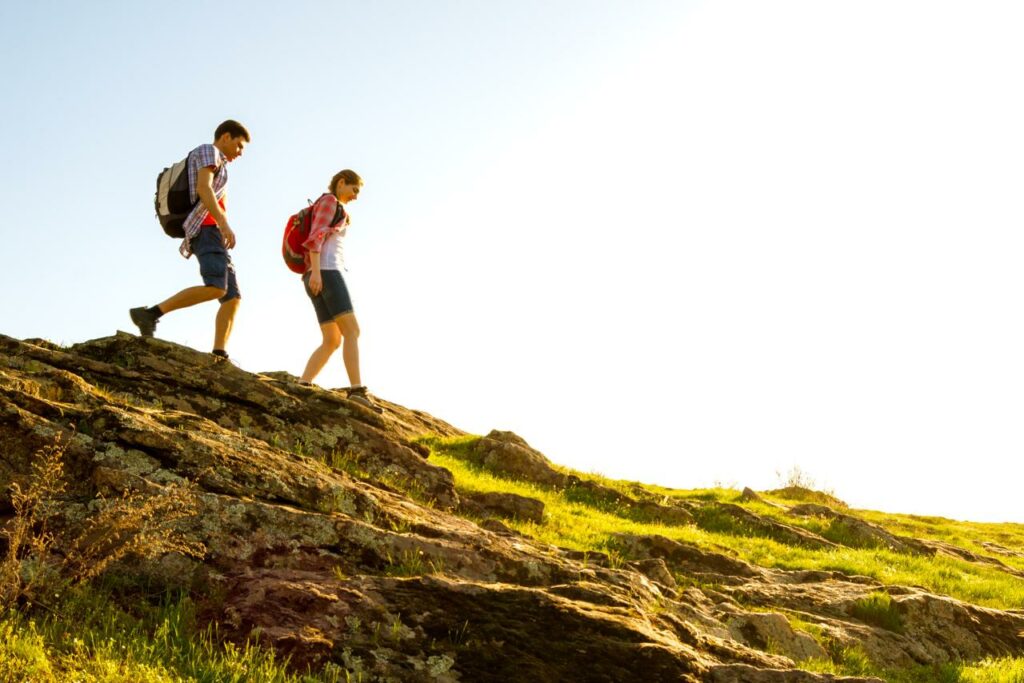 Vue spectaculaire depuis le sommet du Piton des Neiges avec un coureur admirant les paysages montagneux