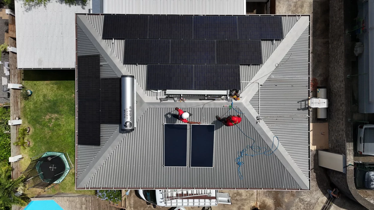 Installation de panneaux photovoltaïques N-Type TopCon sur une toiture en tôle avec fixations cycloniques à Saint-Leu, La Réunion.