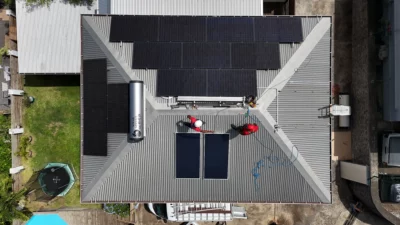 Installation de panneaux photovoltaïques N-Type TopCon sur une toiture en tôle avec fixations cycloniques à Saint-Leu, La Réunion.