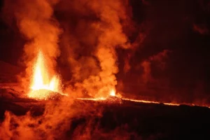 Fontaine de lave et coulée incandescente au Piton de la Fournaise sous la Voie Lactée, février 2026.