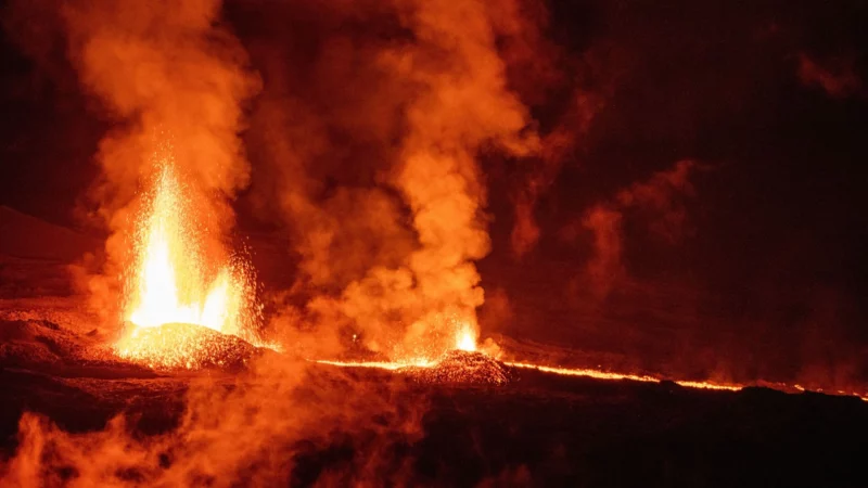 Fontaine de lave et coulée incandescente au Piton de la Fournaise sous la Voie Lactée, février 2026.