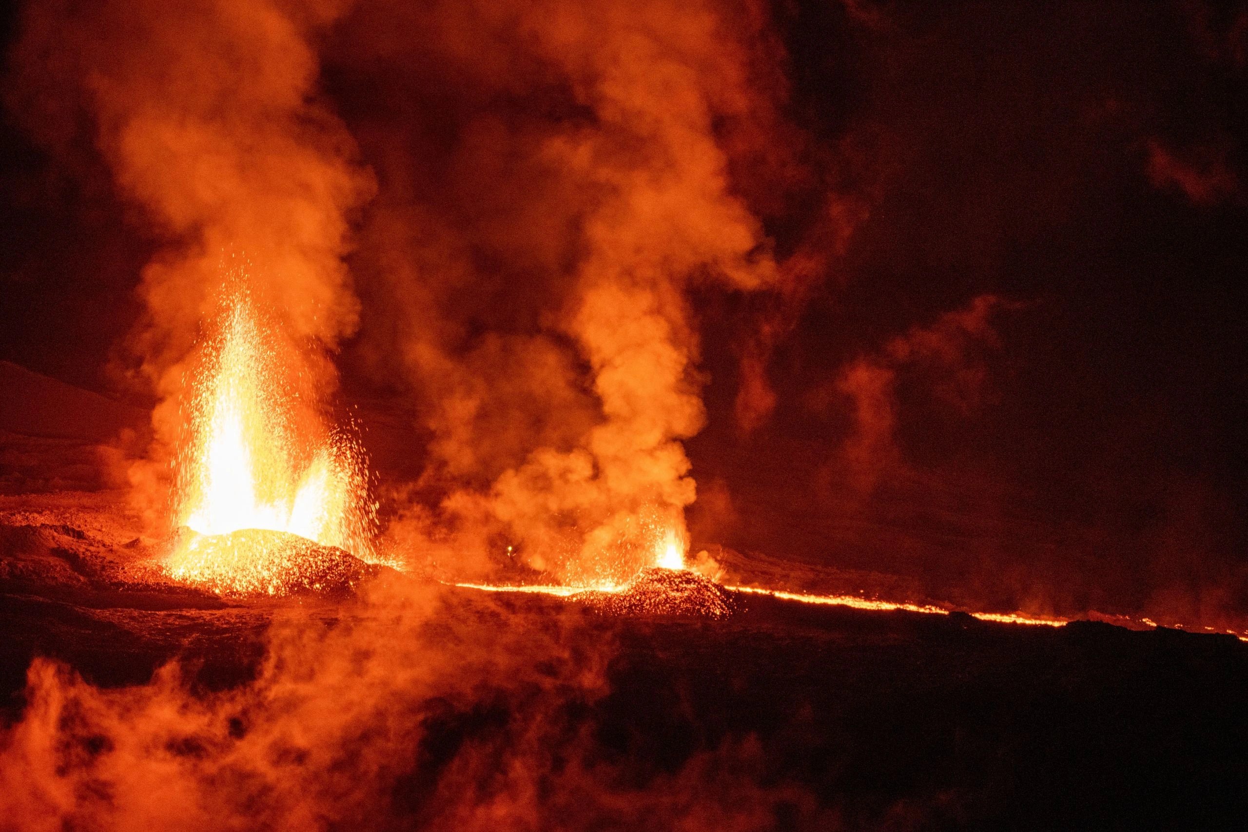 Fontaine de lave et coulée incandescente au Piton de la Fournaise sous la Voie Lactée, février 2026.