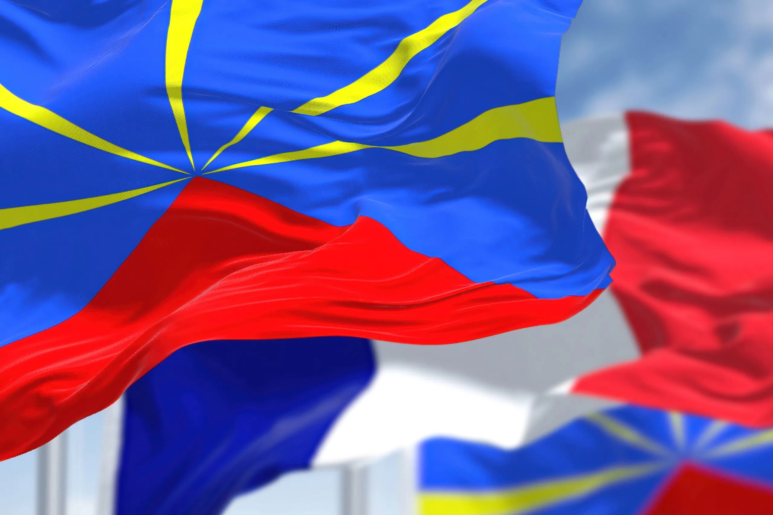 Drapeau de La Réunion symbolisant la créolité et la diversité culturelle des habitants de l'île
