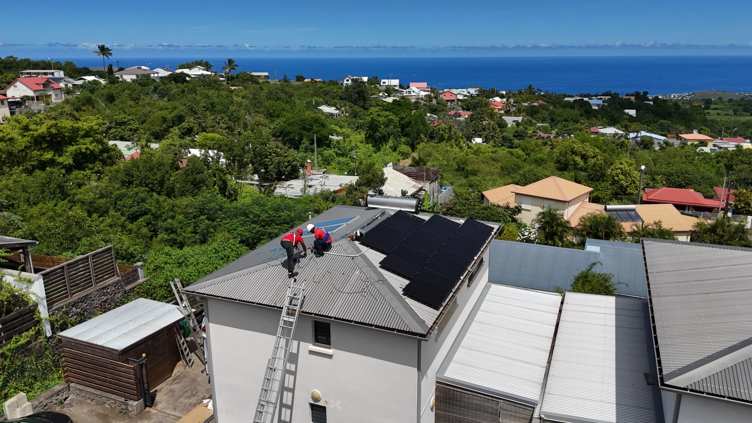 nstallation de panneaux photovoltaïques haute performance sur un toit en tôle à La Réunion avec fixations cycloniques