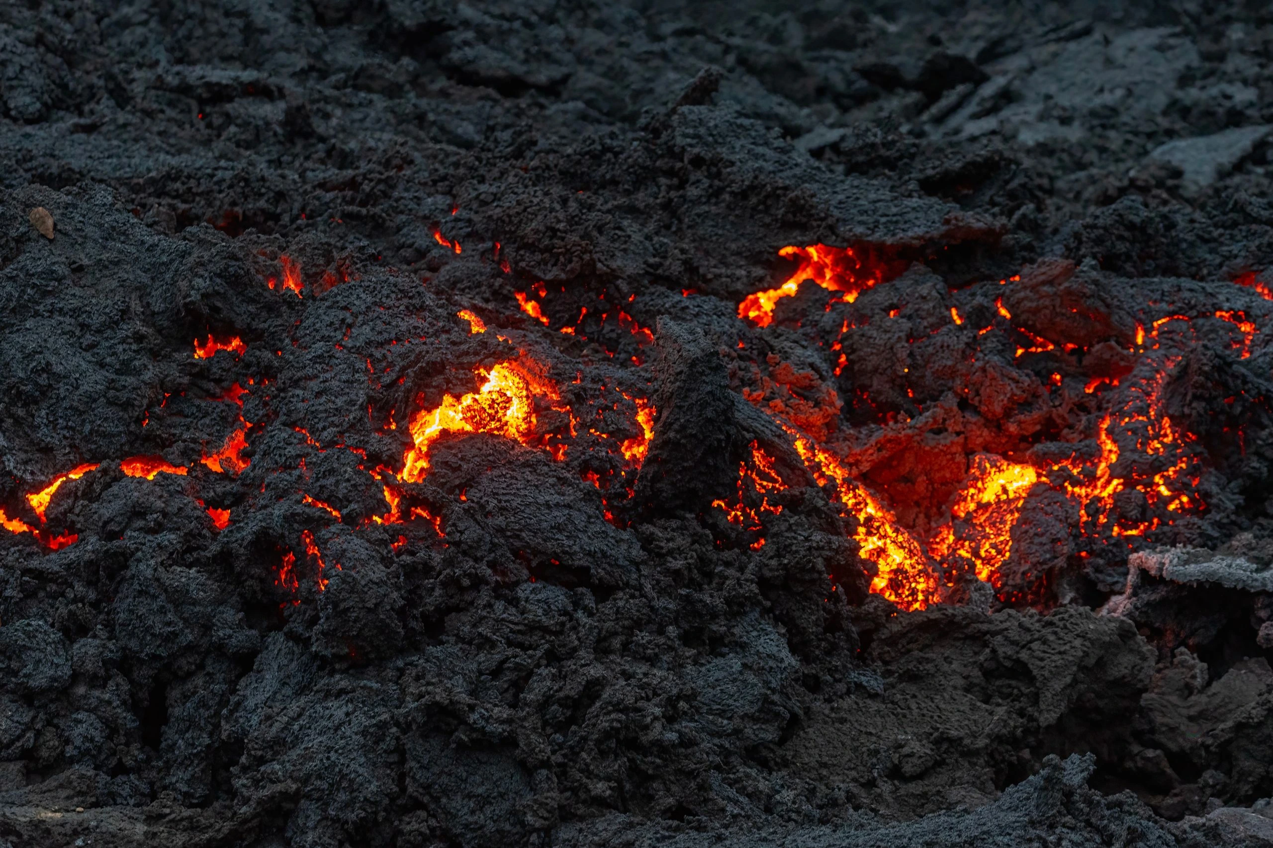 Coulée de lave active serpentant dans les Grandes Pentes du Piton de la Fournaise, éruption de février 2026.