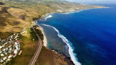 Vue panoramique sur la ville de Saint-Leu et son lagon turquoise, île de La Réunion