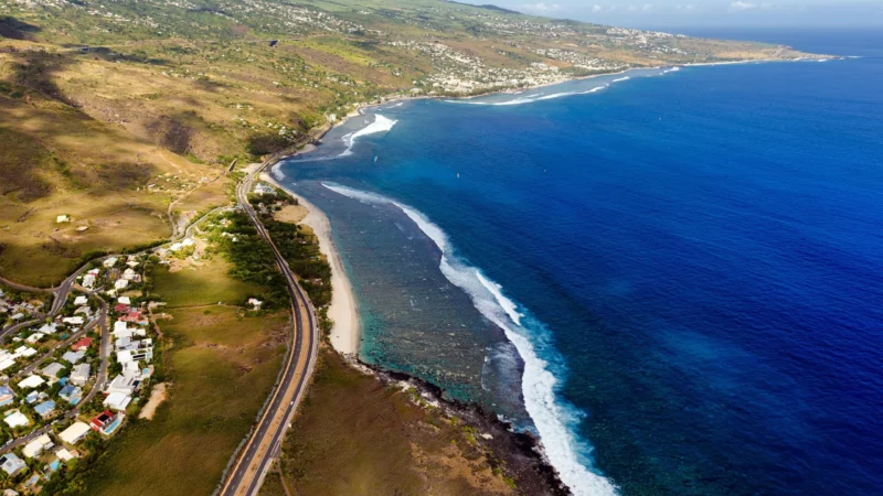 Vue panoramique sur la ville de Saint-Leu et son lagon turquoise, île de La Réunion