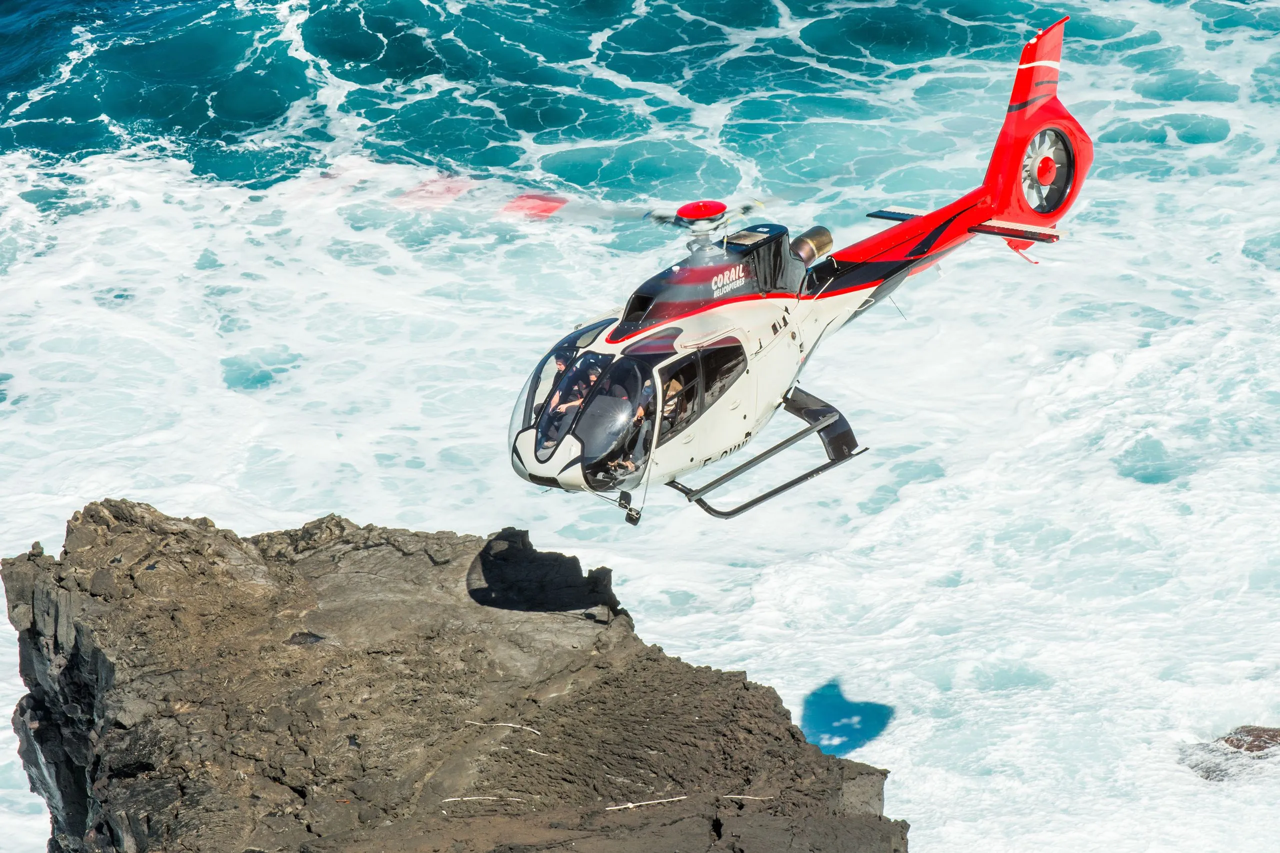 Vol en hélicoptère au lever du soleil sur le lagon, La Réunion