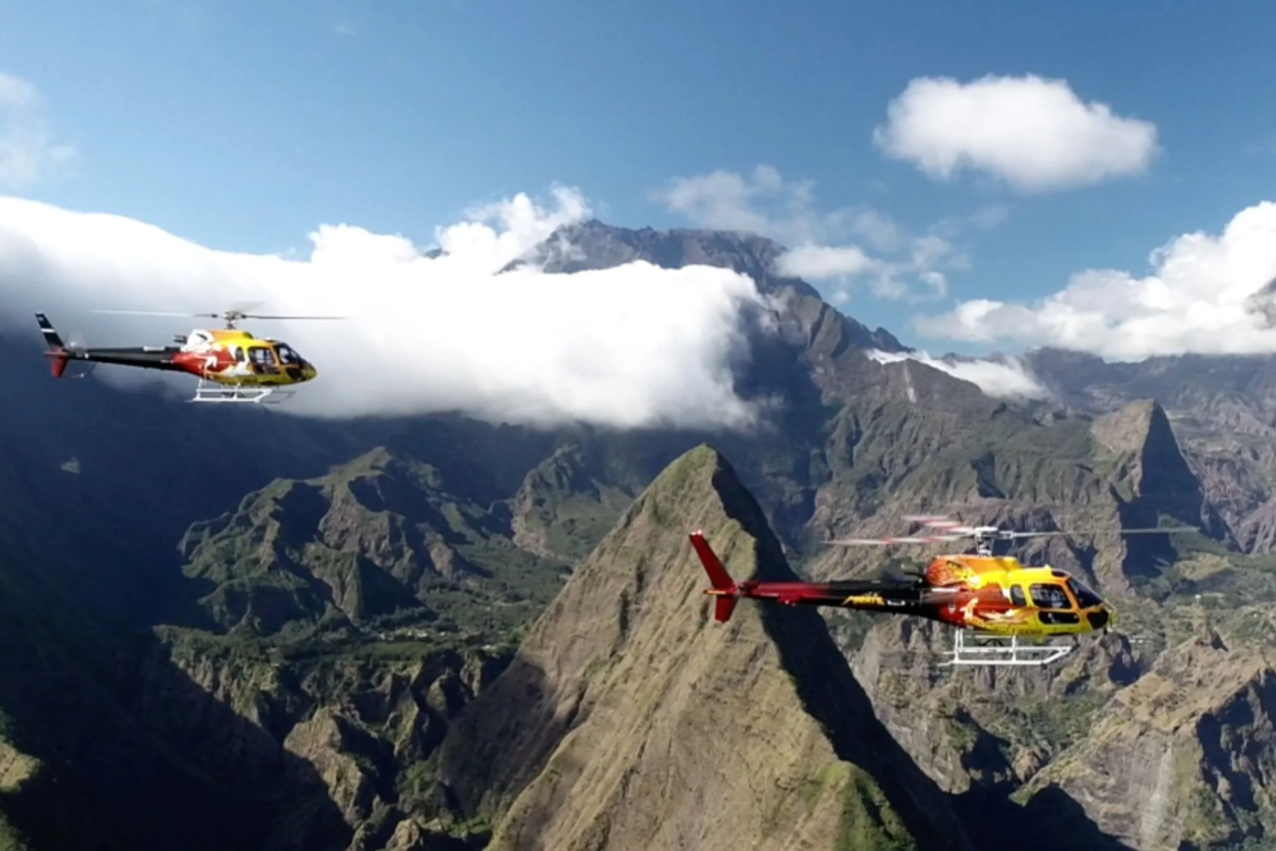 Vue aérienne du Cirque de Mafate avec deux hélicoptères, îlets et remparts, La Réunion