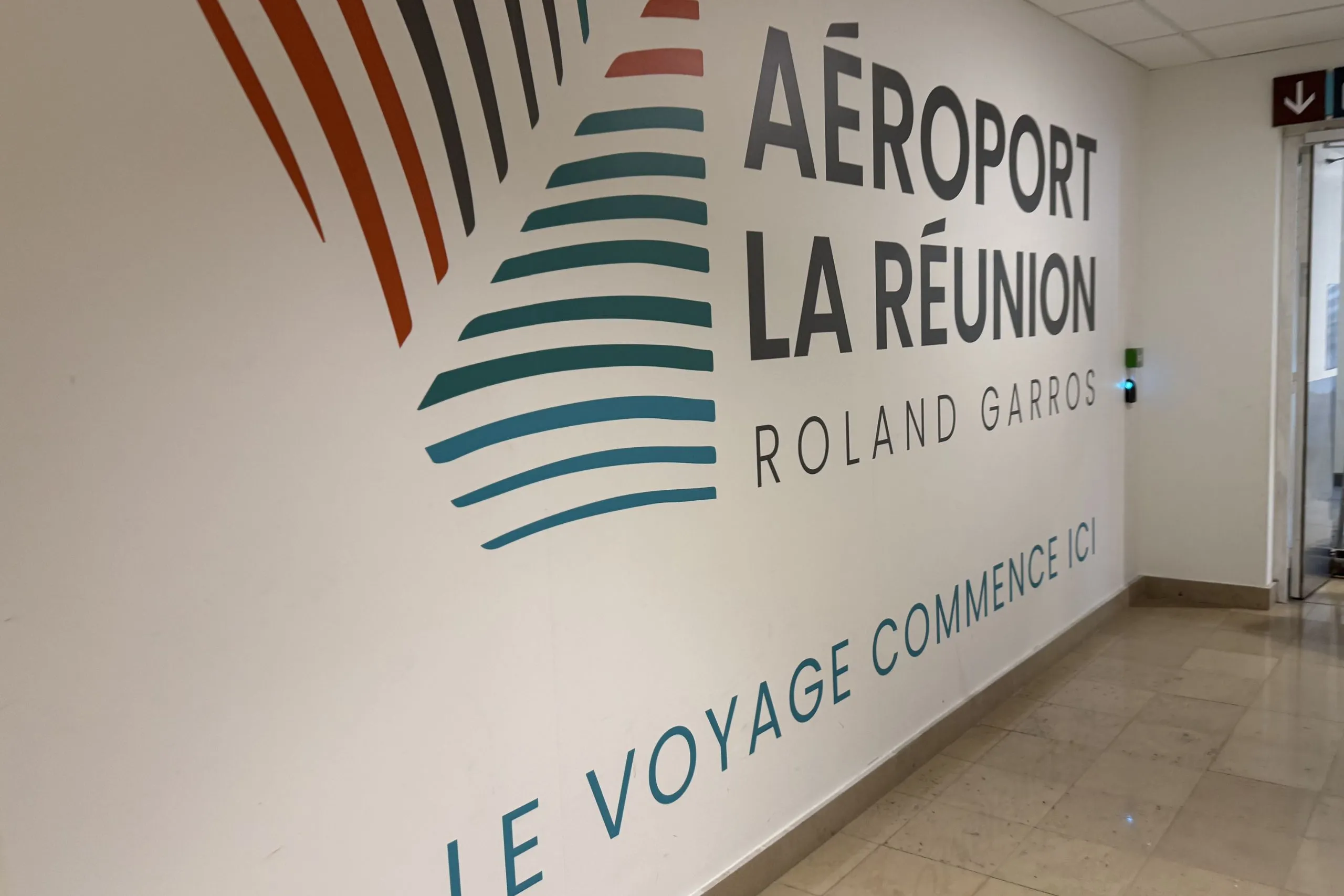 Signalétique d'arrivée à l'aéroport La Réunion Roland Garros, Sainte-Marie