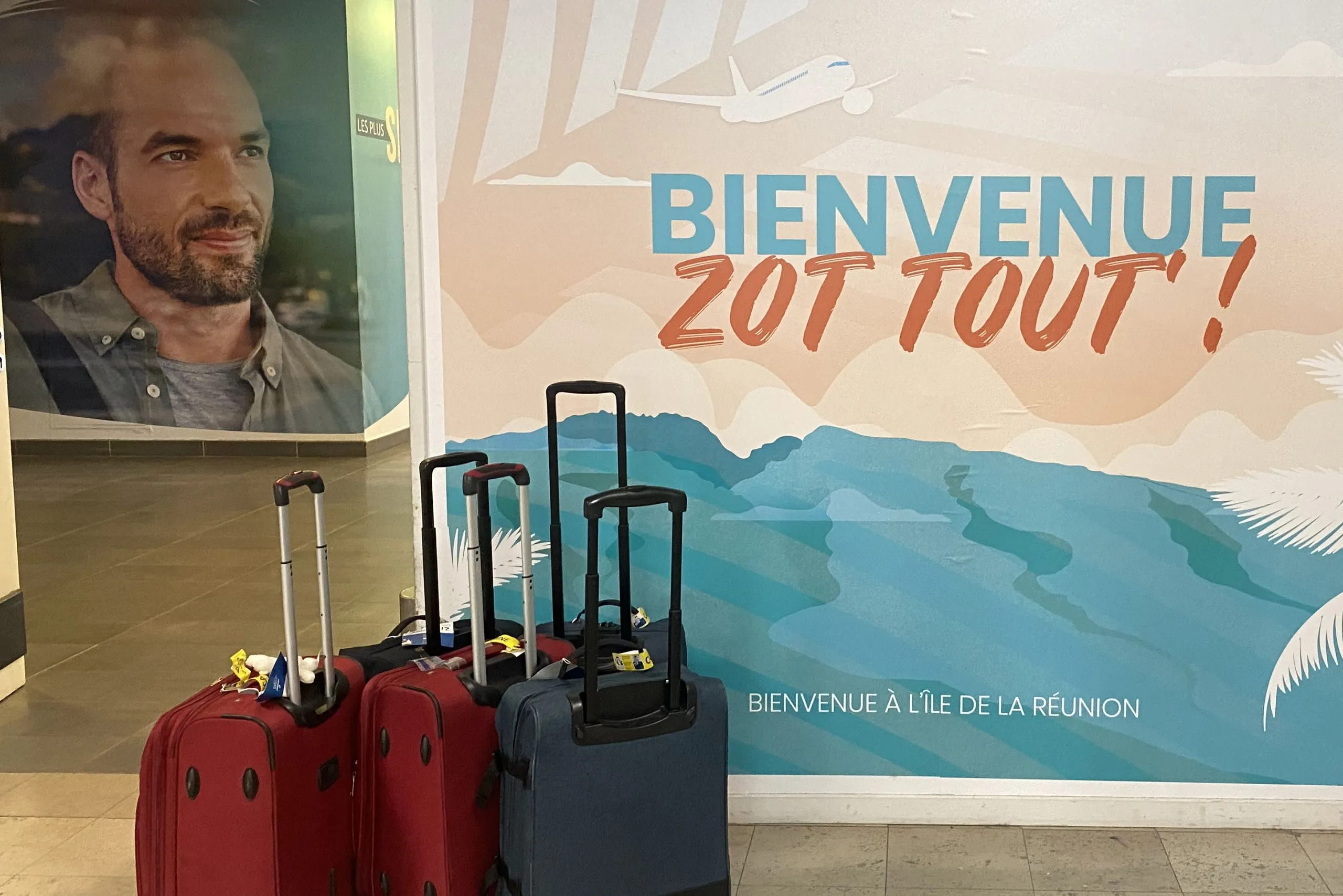 Récupération des bagages à l'aéroport Roland Garros La Réunion avant la location de voiture