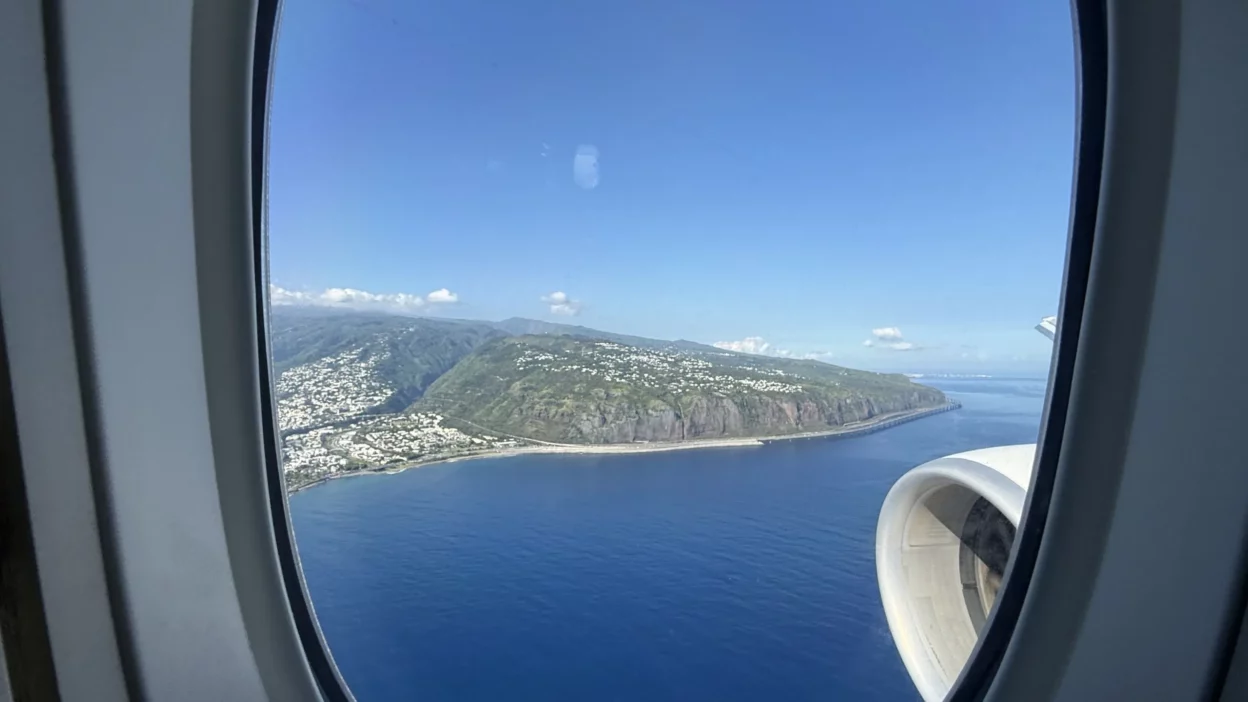 Vue aérienne de La Réunion depuis le hublot à l'approche de l'aéroport Roland Garros