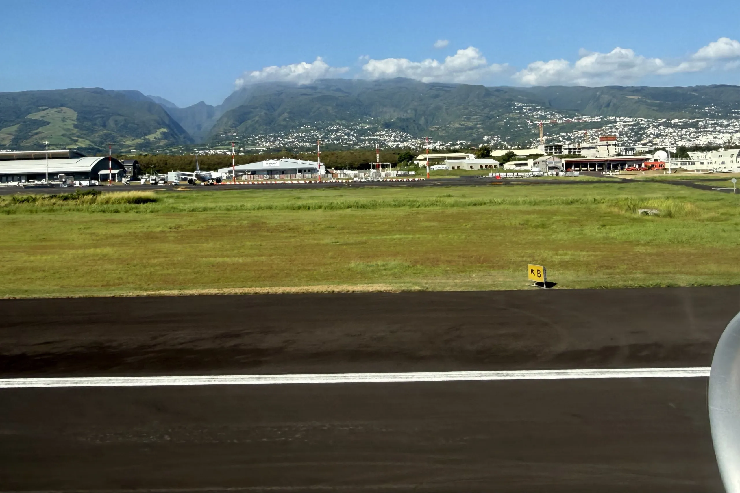 Piste de l'aéroport Roland Garros à La Réunion avec vue sur les hauts de Saint-Denis