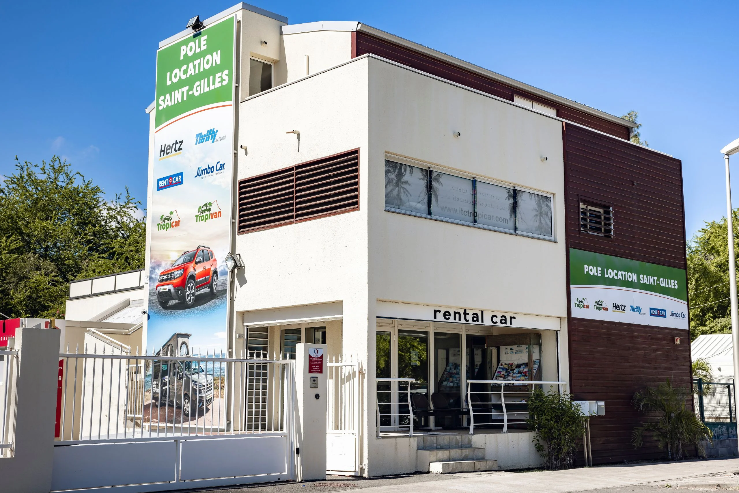 Pôle Location de voitures à Saint-Gilles les Bains regroupant Tropicar Hertz Jumbo Car Rent A Car et Thrifty
