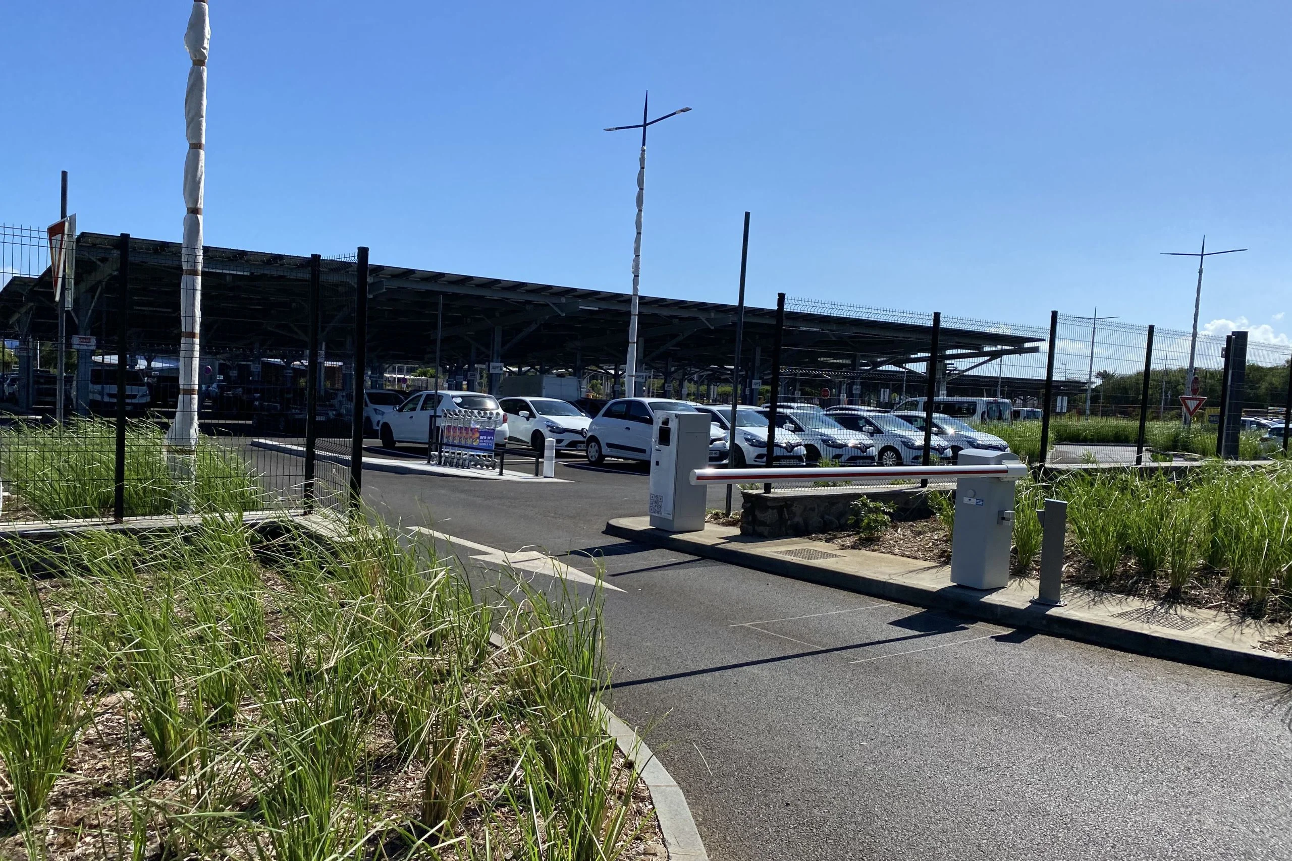 Zone de restitution des véhicules de location à l'aéroport Roland Garros La Réunion