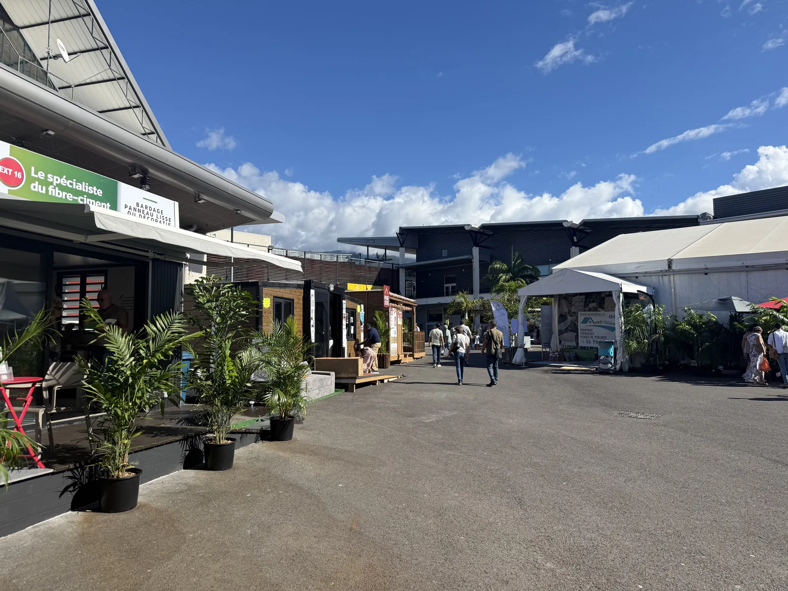 Allées extérieures du Salon de la Maison 2026 avec maisons témoins et stands sous chapiteau au Parc des Expositions