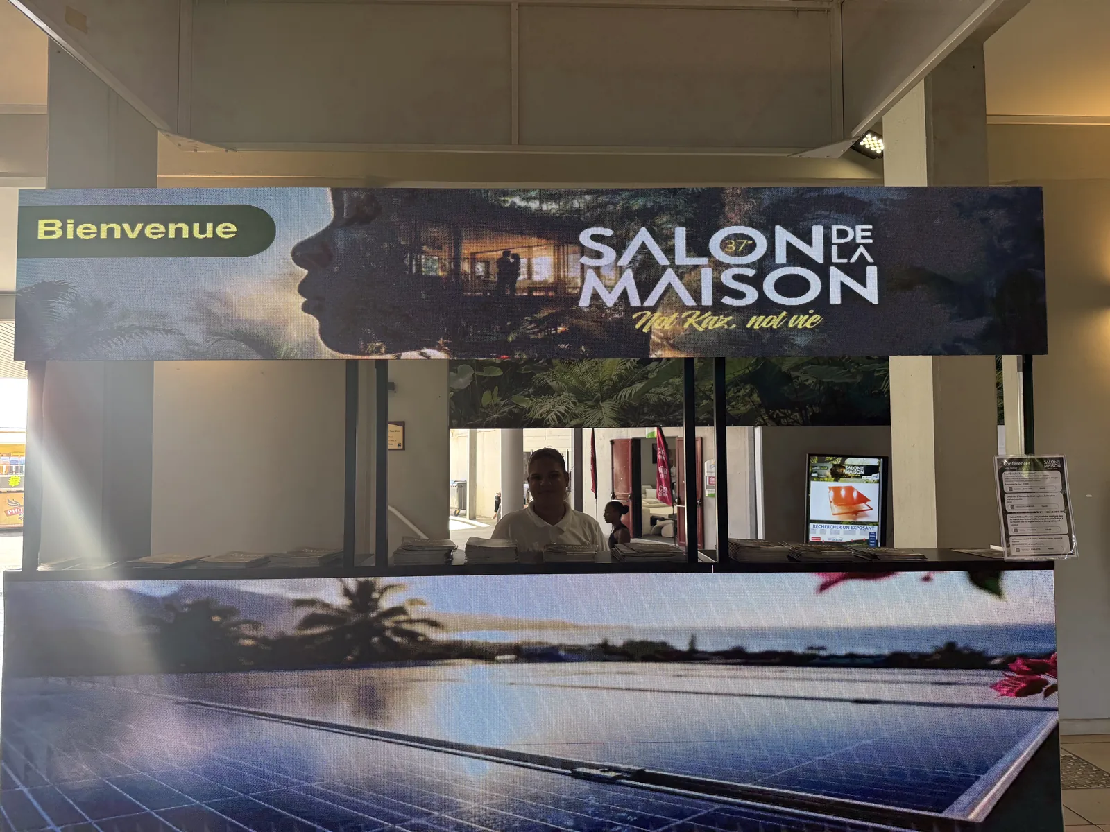 Comptoir d'accueil du Salon de la Maison 2026 avec la bâche du thème Not kaz not vie