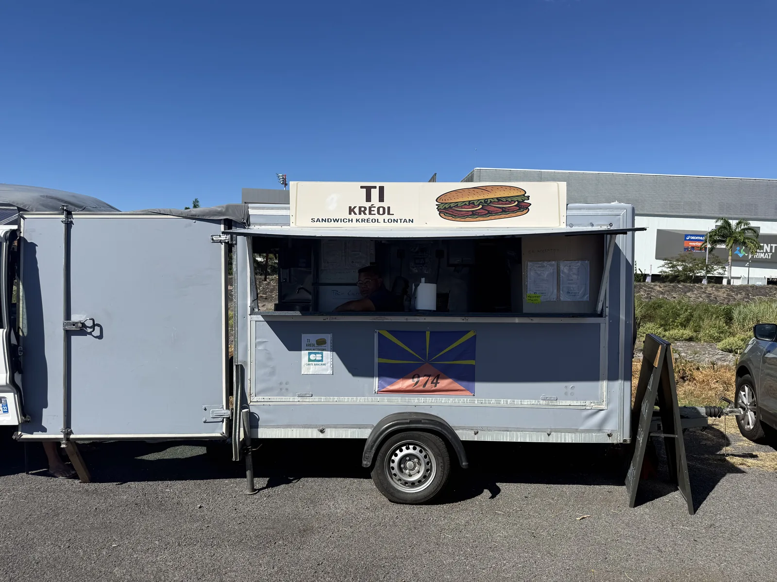 Food truck créole Ti Kréol sur le parking du Salon de la Maison 2026 à Saint-Denis
