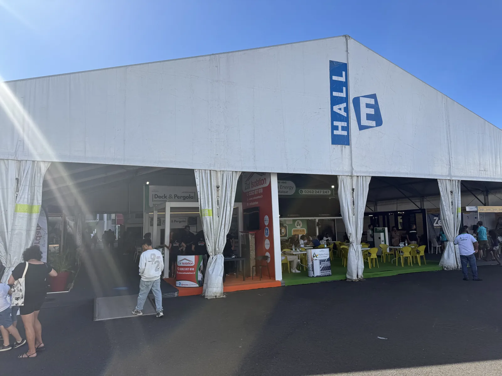 Hall E du Salon de la Maison 2026 sous chapiteau dédié au deck, à la pergola et à l'isolation