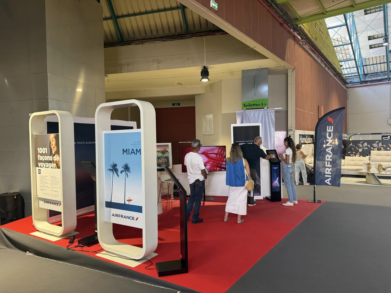 Stand immobilier et écrans interactifs au Salon de la Maison 2026
