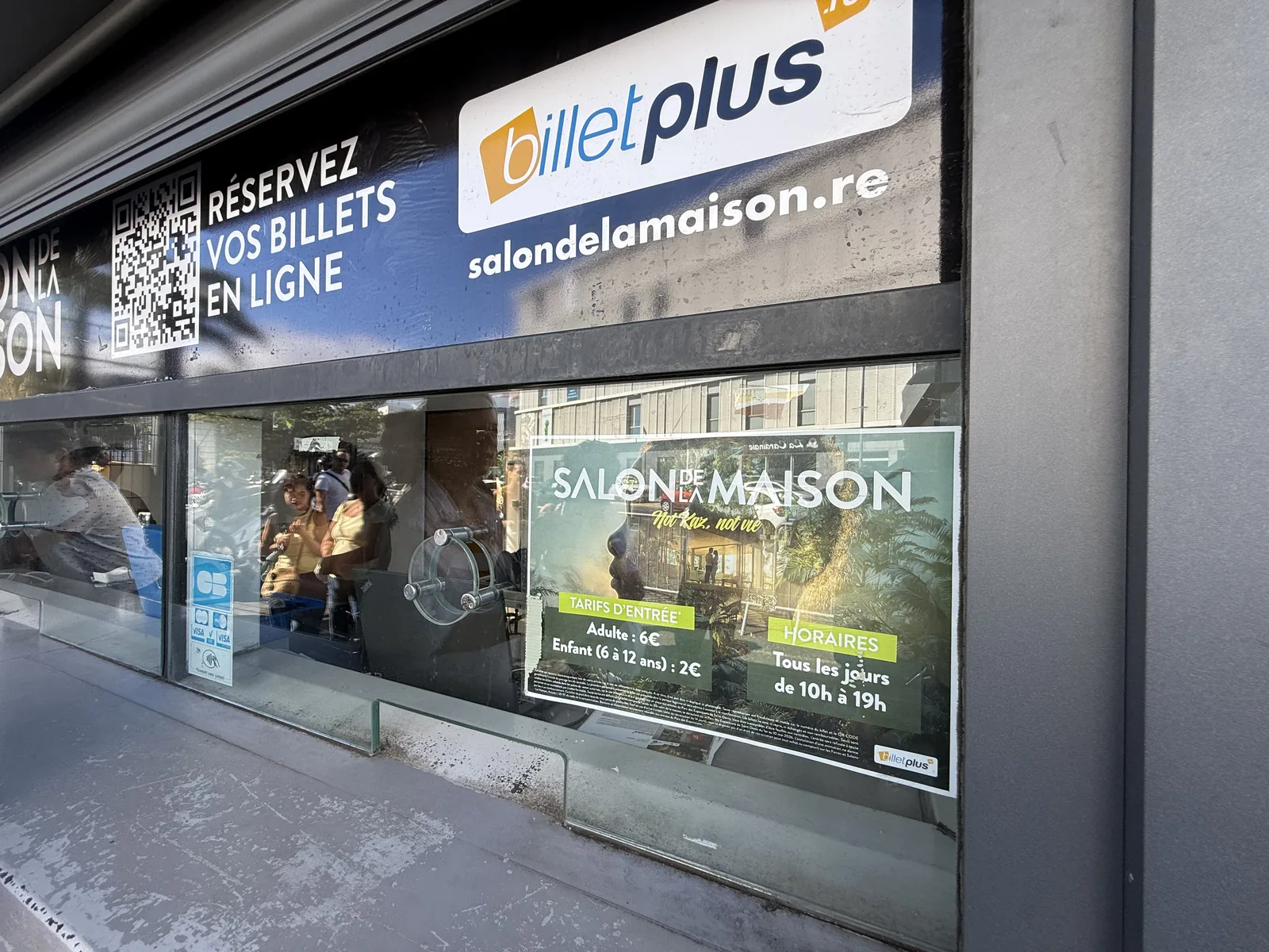 Affiche des tarifs et horaires du Salon de la Maison 2026 à l'entrée du Parc des Expositions
