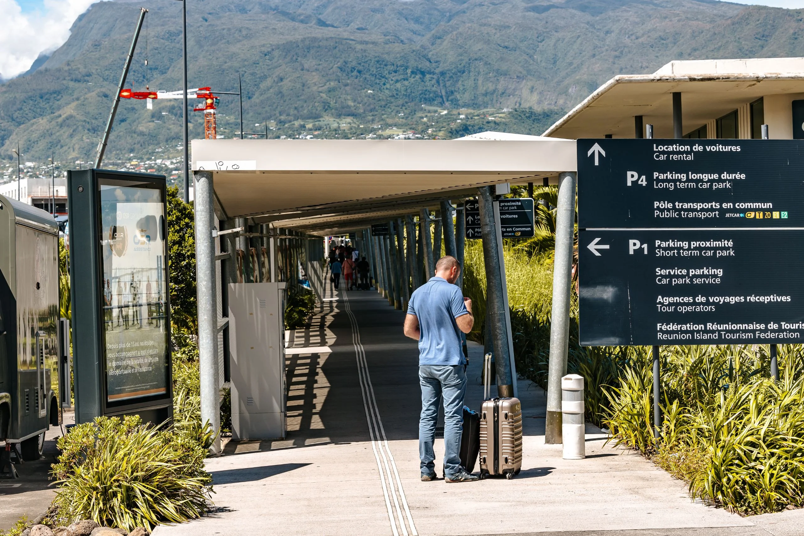 Signalétique location de voitures à l'aéroport Roland Garros La Réunion avec panneaux directionnels P1 P4 et car rental