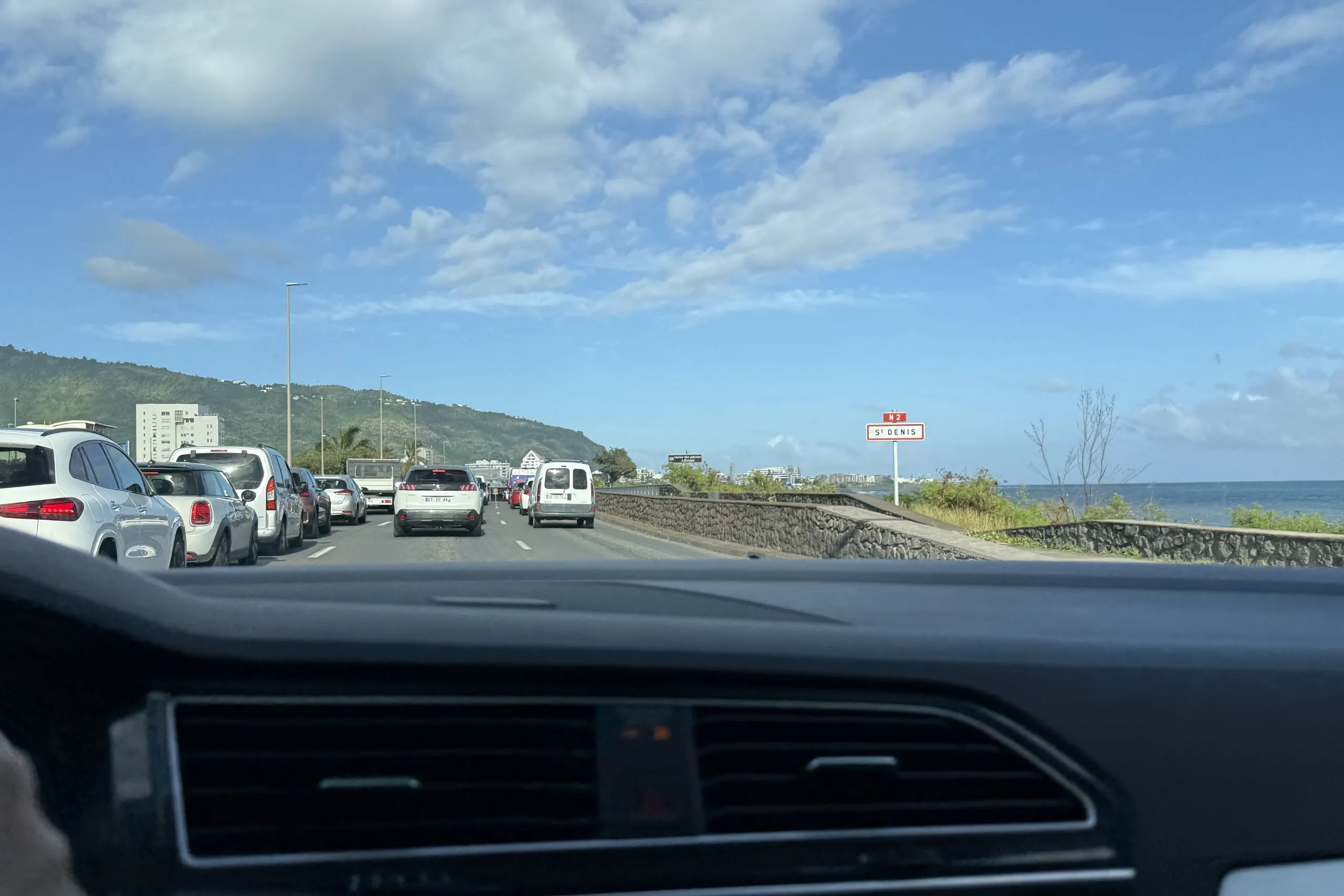 Sortie de l'aéroport Roland Garros vers Saint-Denis par la RN2 à La Réunion en heure de pointe
