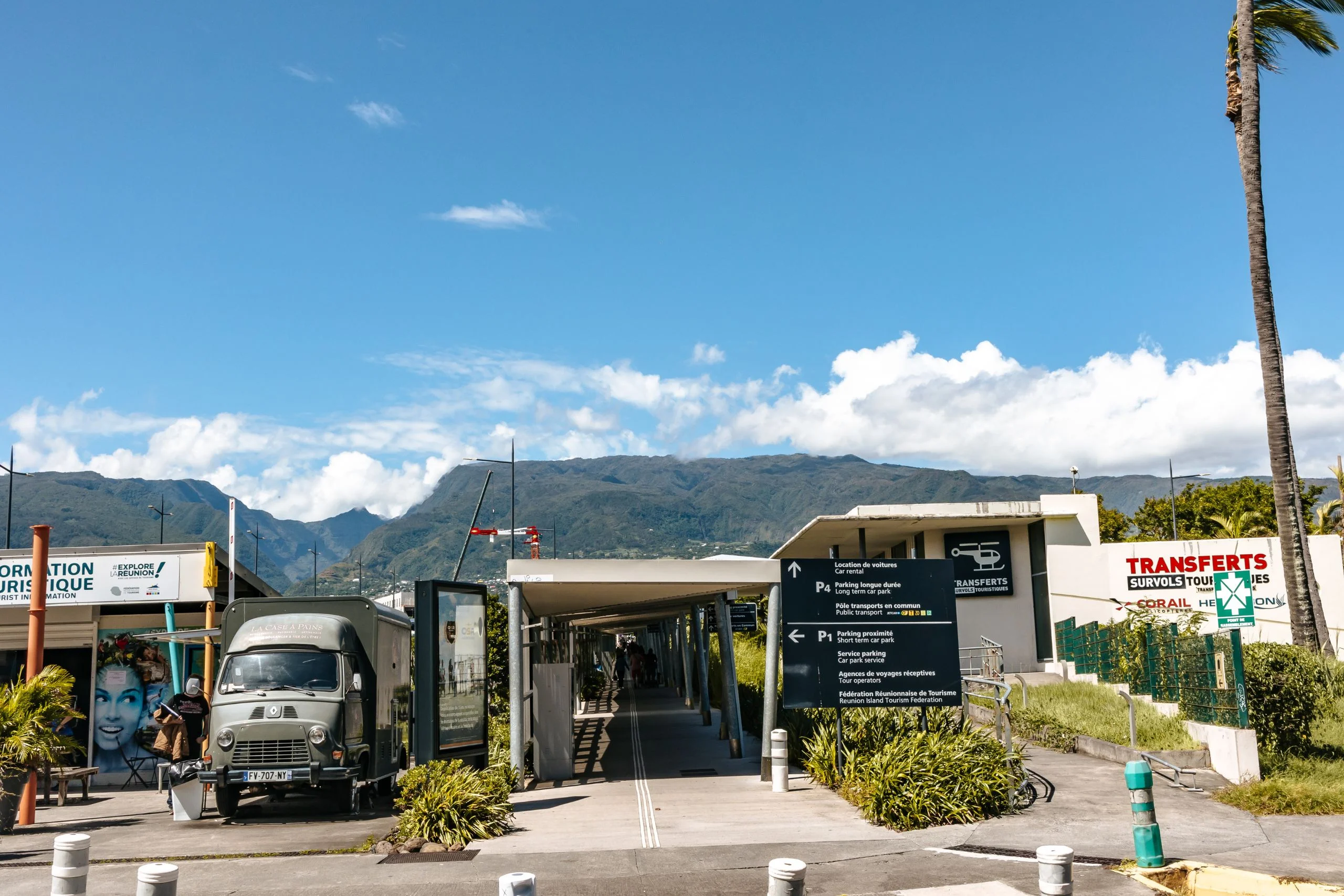 Cheminement piéton vers la zone des loueurs de voitures à l'aéroport Roland Garros La Réunion